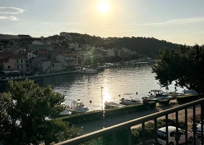 Harbour View House *