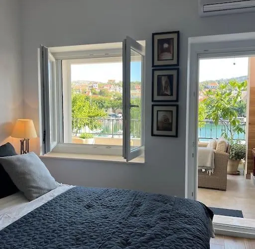 Harbour View House *